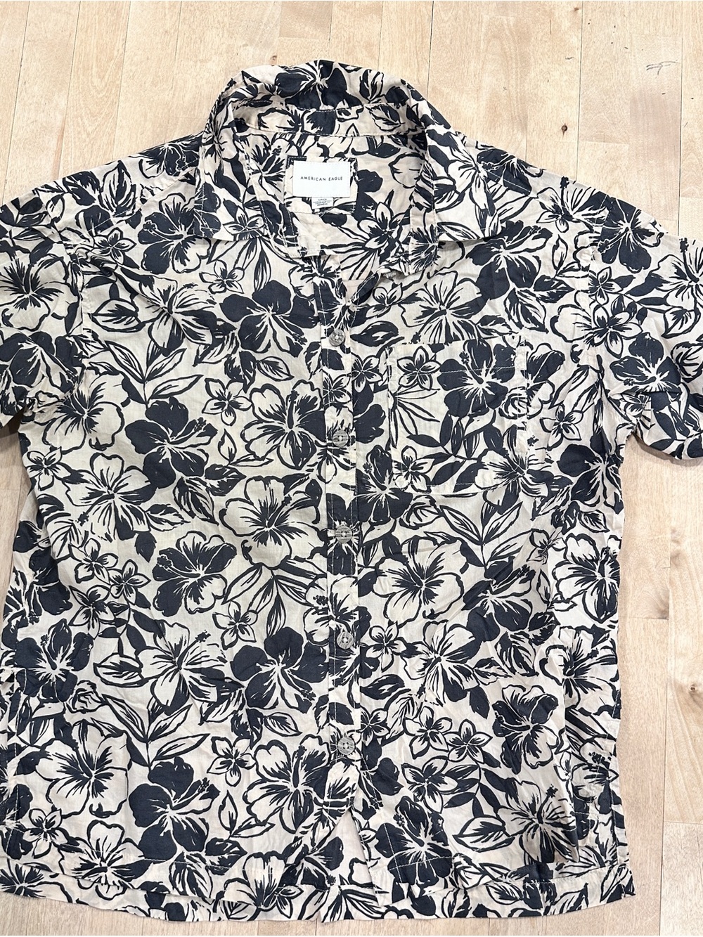 American Eagle Outfitters Blue Floral Short-Sleeve Button-Down on Cream